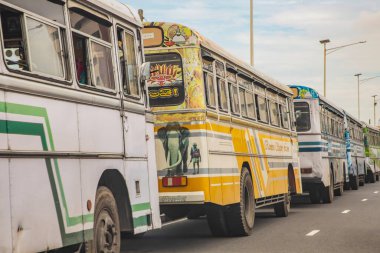 Colombo,Sri Lanka. 03 Şubat 2023 insanlar, tuk-tuk, otobus ve dükkanlarla dolu bir cadde. Günlük hayat. Asya ve egzotik ülkeler seyahat kavramı