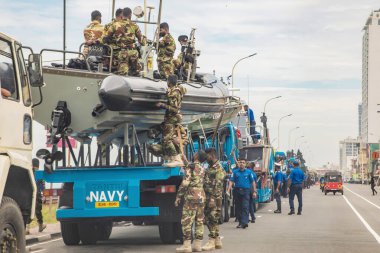Colombo,Sri Lanka. 03 Şubat 2023 insanlar, tuk-tuk, otobus ve dükkanlarla dolu bir cadde. Günlük hayat. Asya ve egzotik ülkeler seyahat konsepti. Bağımsızlık Günü geçit töreni hazırlığı