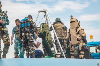 Colombo,Sri Lanka. 03 Şubat 2023 insanlar, tuk-tuk, otobus ve dükkanlarla dolu bir cadde. Günlük hayat. Asya ve egzotik ülkeler seyahat konsepti. Bağımsızlık Günü geçit töreni hazırlığı