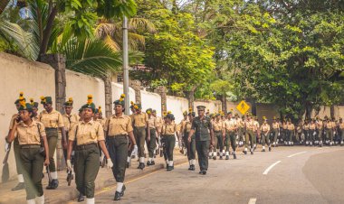 Colombo, Sri Lanka. 22 Şubat 2023, 75. bağımsızlık gününde yapılacak askeri geçit töreni için hazırlık. Bir sürü insan, araba, silah