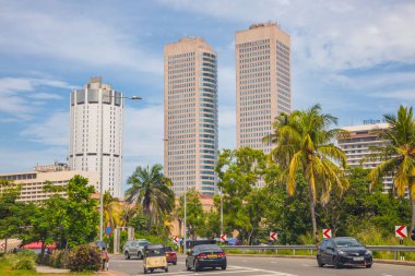 Colombo, Sri Lanka 03 Şubat 2023 Colombo merkez caddeleri. Finansal ve iş merkezi. Hükümet bölgesi. Yüksek katlı modern binalar. Nakliye aracı. Asya seyahat kavramı