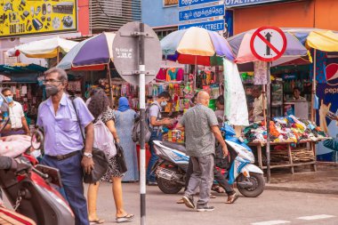 Colombo, Sri Lanka 03 Şubat 2023. Pettah Market ya da Manning Market yakınlarında. Fort District 'e yakın. Alışveriş caddesinde bir sürü dükkan ve insan var. Asya yaşam ve seyahat kavramı