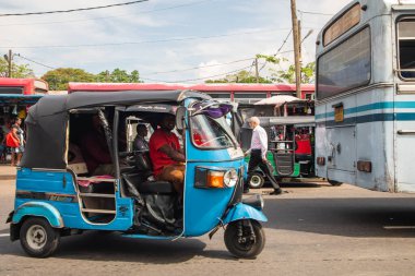 Colombo, Sri Lanka - 11 Şubat 2017: Pettah Market veya Manning Market yakınlarındaki cadde. Fort District 'e yakın. Tuk-tuk ve otobüs durağı. Asya yaşam ve seyahat kavramı