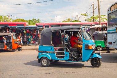 Colombo, Sri Lanka - 11 Şubat 2017: Pettah Market veya Manning Market yakınlarındaki cadde. Fort District 'e yakın. Tuk-tuk ve otobüs durağı. Asya yaşam ve seyahat kavramı
