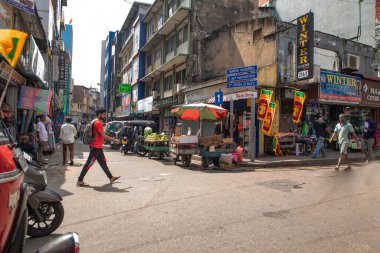Colombo, Sri Lanka 03 Şubat 2023. Pettah Market ya da Manning Market yakınlarında. Fort District 'e yakın. Alışveriş caddesinde bir sürü dükkan ve insan var. Asya yaşam ve seyahat kavramı
