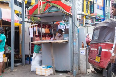 Colombo, Sri Lanka 03 Şubat 2023. Pettah Market ya da Manning Market yakınlarında. Fort District 'e yakın. Alışveriş caddesinde bir sürü dükkan ve insan var. Asya yaşam ve seyahat kavramı