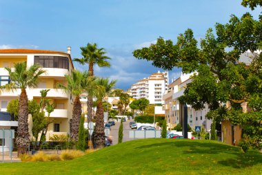 Portimao, Portiman, Algarve, Portekiz. 27.09.2020 Yaşayan sarı modern ev merkezi Portimao şehri. Avrupa seyahati ve tatil konsepti .