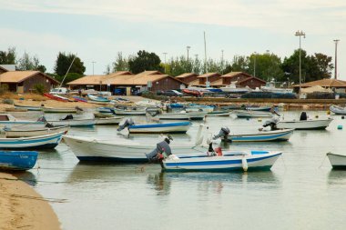 Portimao, Portiman, Algarve, Portekiz. 27.09.2020. Algarve 'deki tekne istasyonu nehri. Kıyıya yakın sularda gemiler. Balıkçılar için evler.