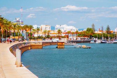 Portimao, Portiman, Algarve, Portekiz. Portimao 'daki 27.09.2020 nehir ve okyanus seti palmiye ağaçları ve banklarla dolu geniş bir gezinti alanı. Avrupa ve okyanus yolculuğu kavramı