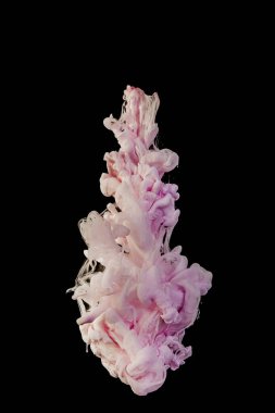 Mürekkep suya düştü ve hareket halindeyken fotoğrafını çekti. Suda fırıl fırıl dönen boya. Siyah arka planda izole edilmiş suda pembe bulut ve duman..