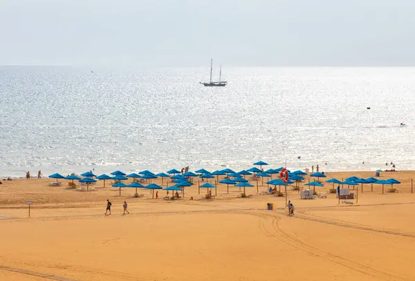 Portimao Portiman Algarve Portugal 2020 Liegestuhlreihen Und Blaue Sonnenschirme Gelben — Stockfoto