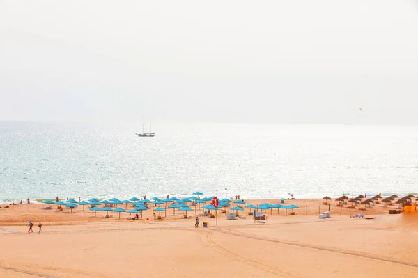 Portimao Portiman Algarve Portugal 2020 Liegestuhlreihen Und Blaue Sonnenschirme Gelben — Stockfoto