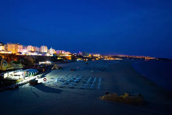 波蒂莫波蒂曼阿尔加维葡萄牙2020年9月27日晚上在波蒂莫的公共海滩 有夜灯 欧洲旅行和假日概念 — 图库照片