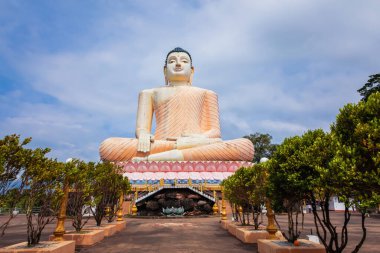 Beruwala,Sri Lanka. 02 Şubat 2023 Kande Viharaya Tapınağı 'ndaki devasa Buda Heykeli, Beruwala, Sri Lanka mavi gökyüzü arka planı. Budizm dini kavramı