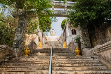 Beruwala,Sri Lanka. 02 Şubat 2023, Kande Viharaya Tapınağı, Beruwala, Sri Lanka 'daki devasa Buda Heykeli. Tanrı 'ya giden uzun merdivenler.