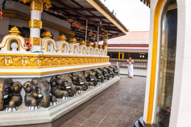 Beruwala,Sri Lanka. 02 Şubat 2023. Kande Viharaya Tapınağı, Beruwala, Sri Lanka 'daki devasa Buda Heykeli. avlu.