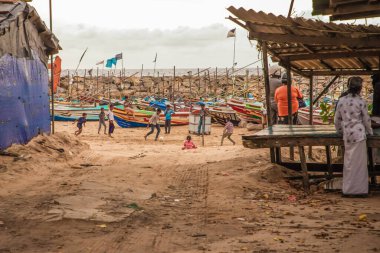 Beruwala, Sri Lanka 03 Şubat 2023. Beruwala Limanı 'ndaki balıkçı tekneleri. parlak renkli geleneksel Sri Lankalı balıkçı tekneleri sarı kumlu okyanus kıyısında duruyor