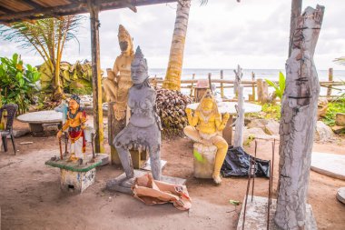 Beruwala, Sri Lanka 03 Şubat 2023 Hindu Tanrısı 'nın küçük atölyedeki figürleri. Bahçe heykellerini onar ve sat Buda, Ganesha ve Vishnu. Din seyahati Asya ve bahçe dekorasyonu kavramı