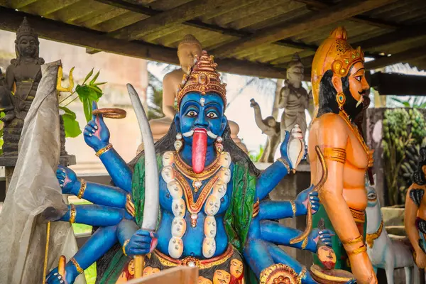 2023年2月3日 斯里兰卡 伯鲁瓦拉 印度教众神的形象出现在小作坊 修理和销售花园雕塑佛像 甘尼沙和毗湿奴 宗教旅游亚洲与装饰花园的概念 — 图库照片