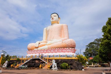 Beruwala,Sri Lanka. 02 Şubat 2023 Kande Viharaya Tapınağı 'ndaki devasa Buda Heykeli, Beruwala, Sri Lanka mavi gökyüzü arka planı. Budizm dini kavramı