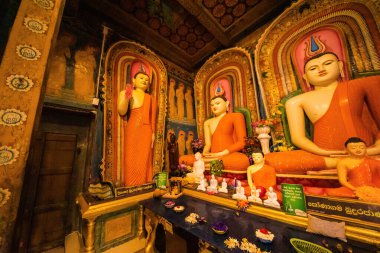 Beruwala,Sri Lanka. 02 Şubat 2023, Kande Viharaya Tapınağı, Beruwala, Sri Lanka 'daki devasa Buda Heykeli. Tapınağın içinde uyuyan Buda ve havarileri