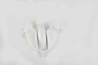 Beyaz arka planda çeşitli süt lekelerinin toplanması. Kozmetik süt, beyaz boya sıçrama, parfüm, damla ve hit konsept.