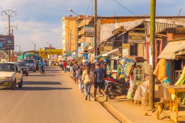 Antananarivo, Talatamaty, Madagaskar. 25 Ekim 2023 Antananarivo Caddesi. Madagaskar 'ın başkenti ve en büyük şehri. İnsanlar toprak seti boyunca arka planda mavi gökyüzüne karşı yürür.