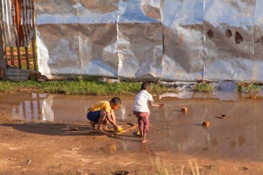 Antananarivo, Madagaskar. 25 Ekim 2023. Güzel ve yoksul Madagaskar Cumhuriyeti başkenti. Renkli evler, gecekondular. Malagasy 'nin hayat sahneleri. Sokaktaki insanlar