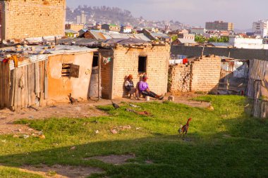 Antananarivo, Madagaskar. 25 Ekim 2023. Güzel ve yoksul Madagaskar Cumhuriyeti başkenti. Renkli evler, gecekondular. Malagasy 'nin hayat sahneleri. Sokaktaki insanlar
