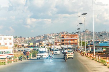 Antananarivo, Madagaskar. 25 Ekim 2023. Güzel ve yoksul Madagaskar Cumhuriyeti başkenti. Renkli evler, gecekondular. Malagasy 'nin hayat sahneleri. Sokaktaki insanlar