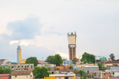 Antananarivo, Madagaskar. 25 Ekim 2023. Güzel ve yoksul Madagaskar Cumhuriyeti başkenti. Renkli evler, gecekondular. Malagasy 'nin hayat sahneleri. Sokaktaki insanlar