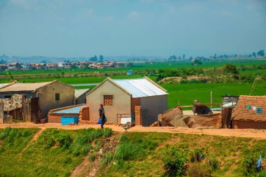Antananarivo, Madagaskar. 25 Ekim 2023. Güzel ve yoksul Madagaskar Cumhuriyeti başkenti. Renkli evler, gecekondular. Malagasy 'nin hayat sahneleri. Sokaktaki insanlar