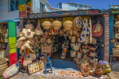 Antananarivo, Madagaskar. 25 Ekim 2023. Güzel ve yoksul Madagaskar Cumhuriyeti başkenti. Renkli evler, gecekondular. Malagasy 'nin hayat sahneleri. Sokaktaki insanlar