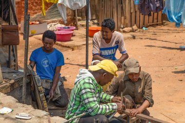 Antananarivo, Madagaskar. 25 Ekim 2023. Güzel ve yoksul Madagaskar Cumhuriyeti başkenti. Renkli evler, gecekondular. Malagasy 'nin hayat sahneleri. Sokaktaki insanlar