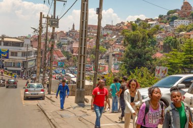 Antananarivo, Madagaskar. 25 Ekim 2023. Güzel ve yoksul Madagaskar Cumhuriyeti başkenti. Renkli evler, gecekondular. Malagasy 'nin hayat sahneleri. Sokaktaki insanlar