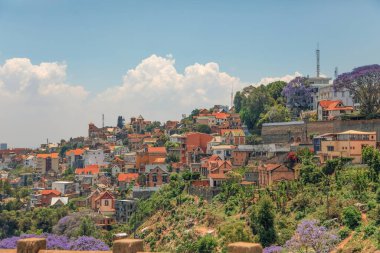 Antananarivo, Madagaskar. 25 Ekim 2023. Güzel ve yoksul Madagaskar Cumhuriyeti başkenti. Tepe ve göldeki güzel şehir manzarası