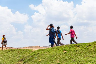 Antananarivo, Madagaskar. 25 Ekim 2023. Güzel ve yoksul Madagaskar Cumhuriyeti başkenti. Renkli evler, gecekondular. Malagasy 'nin hayat sahneleri. Gökyüzü arka planındaki insanlar