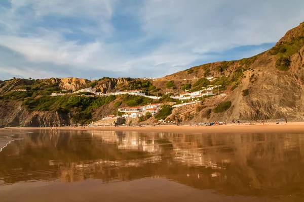 Arrifana Aljezur Portugal 2020 葡萄牙的冲浪者名额 美丽的海湾 潮湿的金黄色的沙子 像一面镜子 与人和建筑物保持距离 冲浪运动健康与旅行理念 图库图片