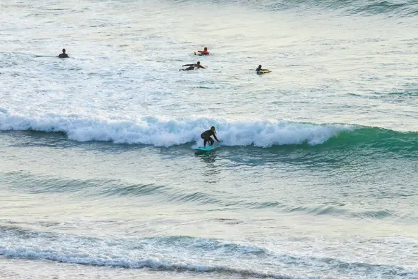 Silhueta Surfistas Praia Pôr Sol Apanham Ondas Oceânicas Surfar Bem Fotografia De Stock