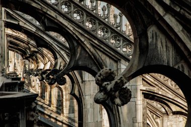 Milano, İtalya 31 Temmuz 2018. Milano Katedrali Duomo di Milano 'nun çatısında Gotik kuleler ve beyaz mermer heykeller var. İtalya 'daki Milano meydanında turistik bir eğlence. Geniş açı görünümü eski Gotik mimari