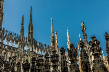 Milano, İtalya 31 Temmuz 2018. Milano Katedrali Duomo di Milano 'nun çatısında Gotik kuleler ve beyaz mermer heykeller var. İtalya 'daki Milano meydanında turistik bir eğlence. Geniş açı görünümü eski Gotik mimari