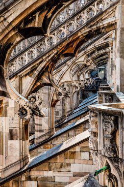 Milano, İtalya 31 Temmuz 2018. Milano Katedrali Duomo di Milano 'nun çatısında Gotik kuleler ve beyaz mermer heykeller var. İtalya 'daki Milano meydanında turistik bir eğlence. Geniş açı görünümü eski Gotik mimari