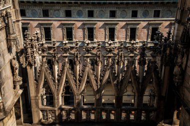 Milano, İtalya 31 Temmuz 2018. Milano Katedrali Duomo di Milano 'nun çatısında Gotik kuleler ve beyaz mermer heykeller var. İtalya 'daki Milano meydanında turistik bir eğlence. Geniş açı görünümü eski Gotik mimari