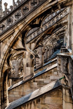 Milano, İtalya 31 Temmuz 2018. Milano Katedrali Duomo di Milano 'nun çatısında Gotik kuleler ve beyaz mermer heykeller var. İtalya 'daki Milano meydanında turistik bir eğlence. Geniş açı görünümü eski Gotik mimari