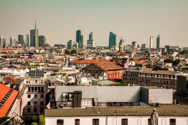 Milano, İtalya 31 Temmuz 2018. Milano Katedrali Duomo di Milano 'nun çatısında Gotik kuleler ve beyaz mermer heykeller var. İtalya 'daki Milano meydanında turistik bir eğlence. Geniş açı görünümü eski Gotik mimari