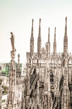 Milano, İtalya 31 Temmuz 2018. Milano Katedrali Duomo di Milano 'nun çatısında Gotik kuleler ve beyaz mermer heykeller var. İtalya 'daki Milano meydanında turistik bir eğlence. Geniş açı görünümü eski Gotik mimari