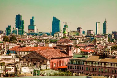 Milano, İtalya 31 Temmuz 2018. Milano Katedrali Duomo di Milano 'nun çatısında Gotik kuleler ve beyaz mermer heykeller var. İtalya 'daki Milano meydanında turistik bir eğlence. Geniş açı görünümü eski Gotik mimari