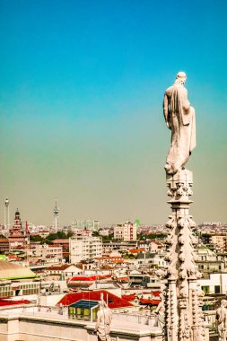 Milano, İtalya 31 Temmuz 2018. Milano Katedrali Duomo di Milano 'nun çatısında Gotik kuleler ve beyaz mermer heykeller var. İtalya 'daki Milano meydanında turistik bir eğlence. Geniş açı görünümü eski Gotik mimari