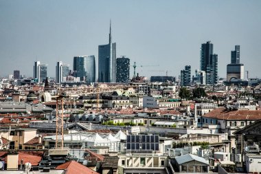 Milano, İtalya 31 Temmuz 2018. Milano Katedrali Duomo di Milano 'nun çatısında Gotik kuleler ve beyaz mermer heykeller var. İtalya 'daki Milano meydanında turistik bir eğlence. Geniş açı görünümü eski Gotik mimari