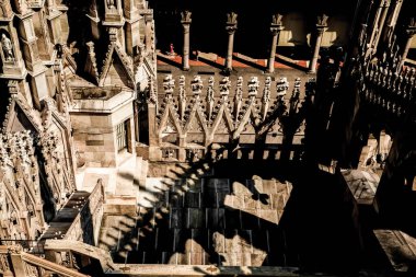 Milano, İtalya 31 Temmuz 2018. Milano Katedrali Duomo di Milano 'nun çatısında Gotik kuleler ve beyaz mermer heykeller var. İtalya 'daki Milano meydanında turistik bir eğlence. Geniş açı görünümü eski Gotik mimari